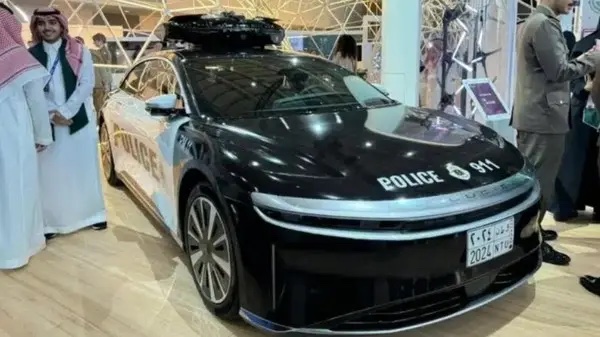 السعودية تُطلق أول سيارة أمنية ذكية تستخدم التكنولوجيا لرصد المخالفات.